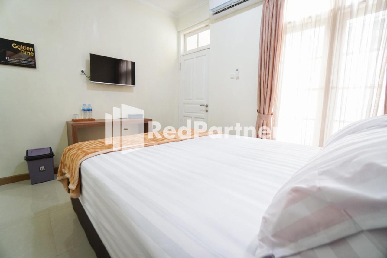 Отель Fazza Syariah Mitra Reddoorz Джакарта Экстерьер фото