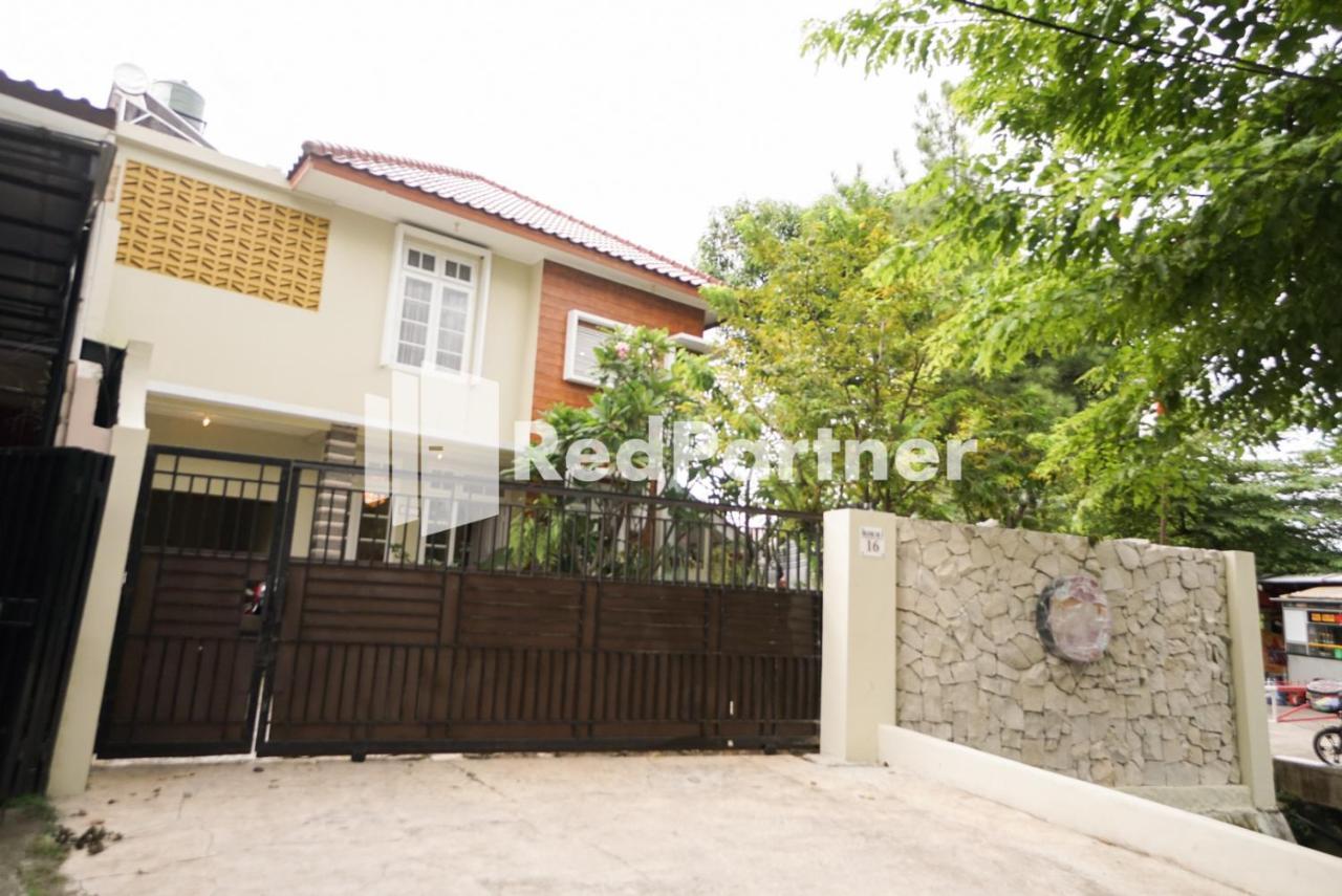 Отель Fazza Syariah Mitra Reddoorz Джакарта Экстерьер фото