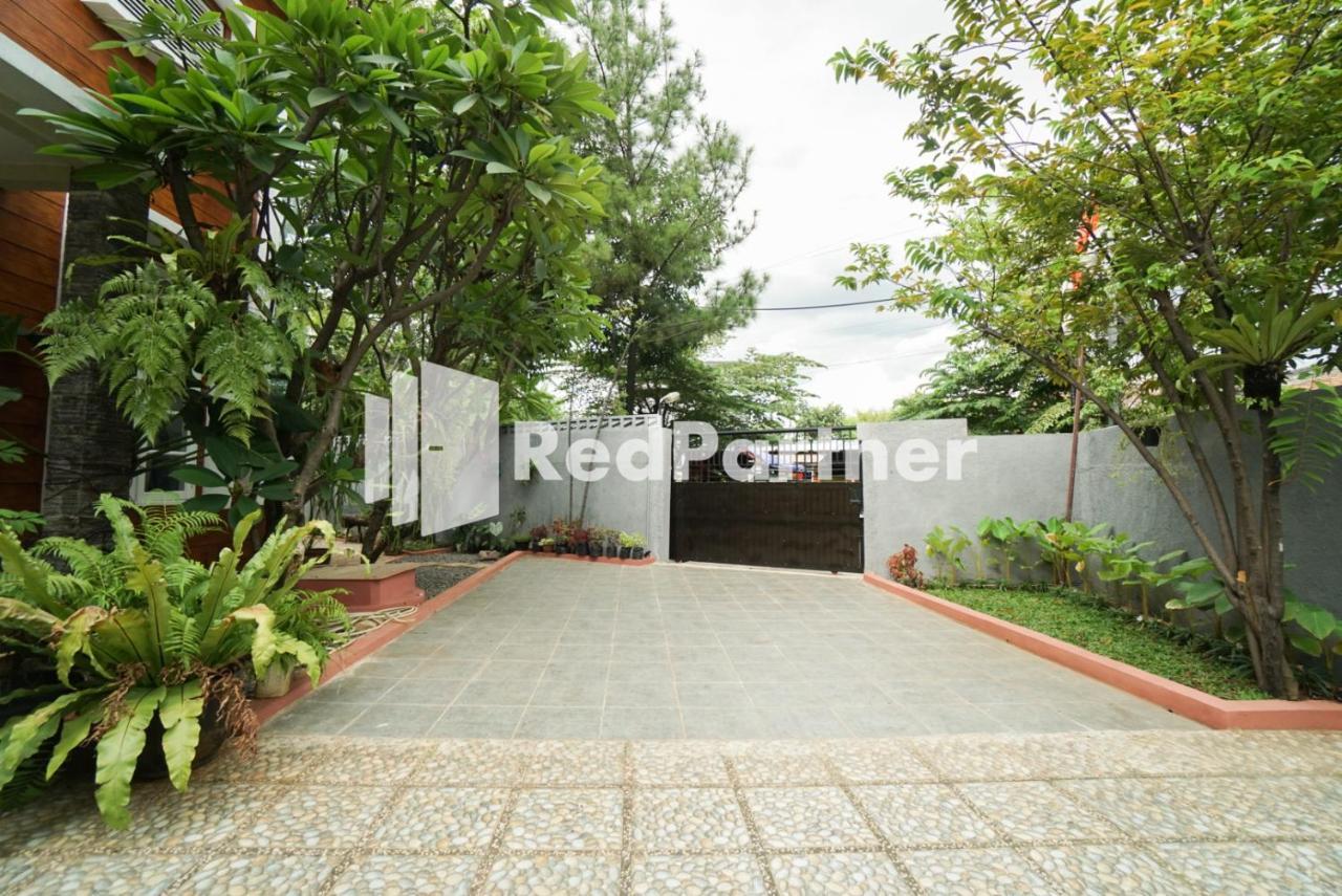 Отель Fazza Syariah Mitra Reddoorz Джакарта Экстерьер фото
