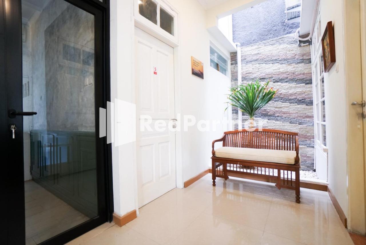 Отель Fazza Syariah Mitra Reddoorz Джакарта Экстерьер фото