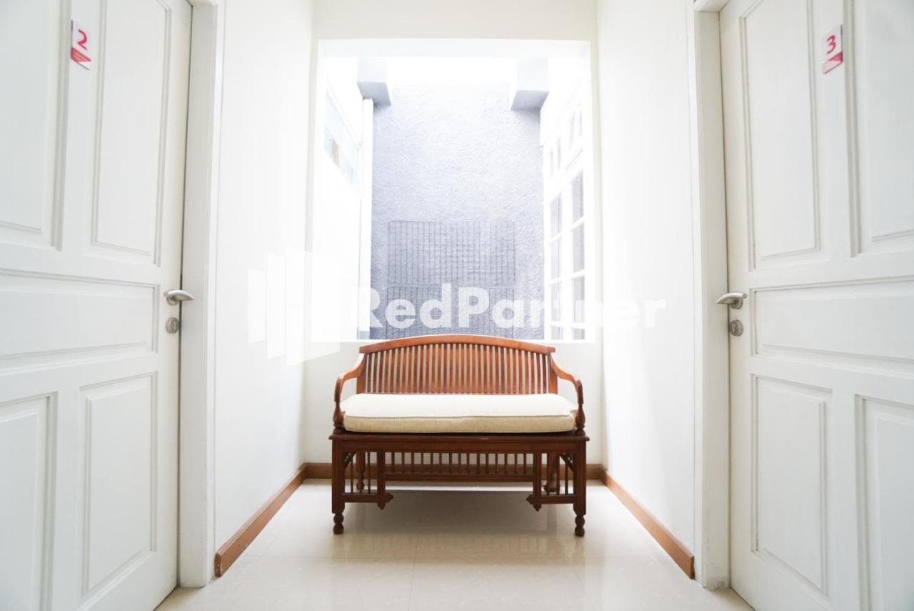 Отель Fazza Syariah Mitra Reddoorz Джакарта Экстерьер фото