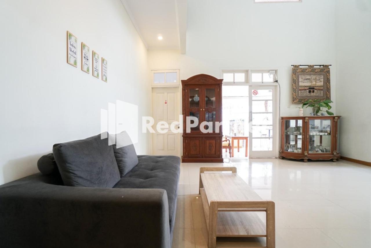 Отель Fazza Syariah Mitra Reddoorz Джакарта Экстерьер фото