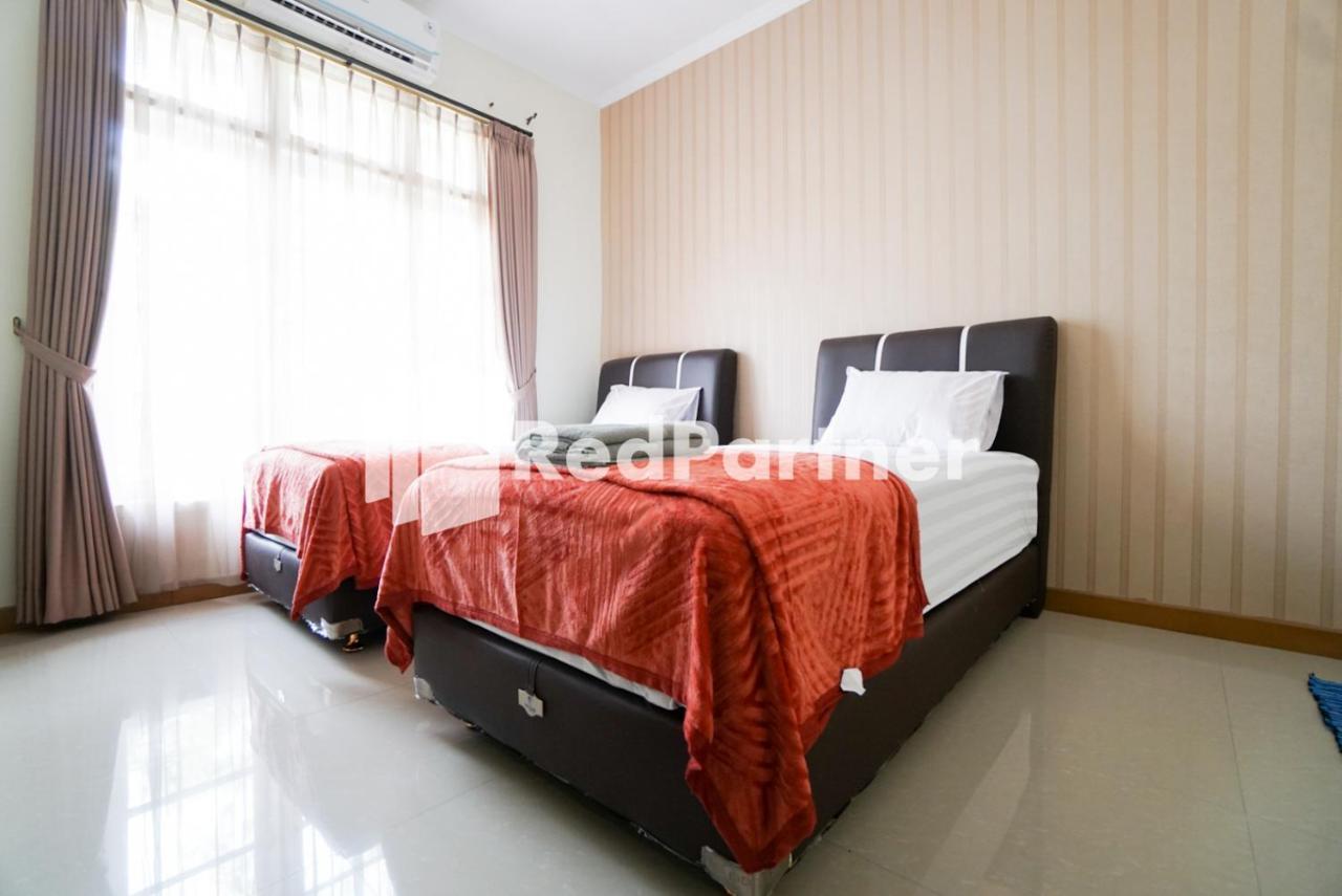 Отель Fazza Syariah Mitra Reddoorz Джакарта Экстерьер фото