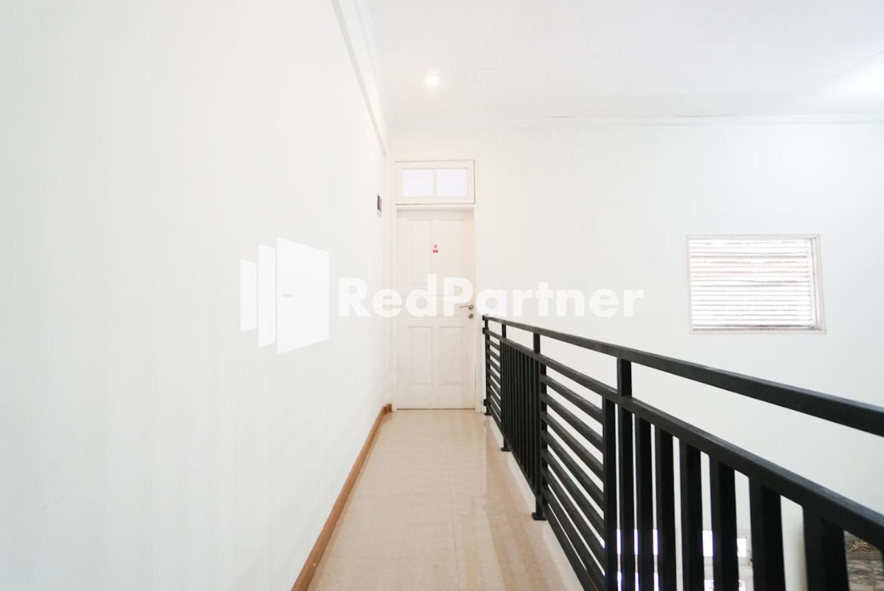 Отель Fazza Syariah Mitra Reddoorz Джакарта Экстерьер фото