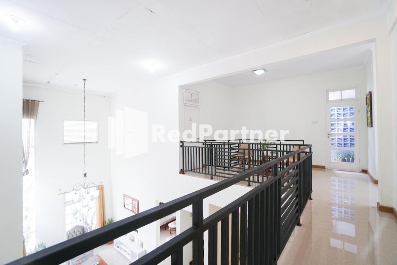 Отель Fazza Syariah Mitra Reddoorz Джакарта Экстерьер фото