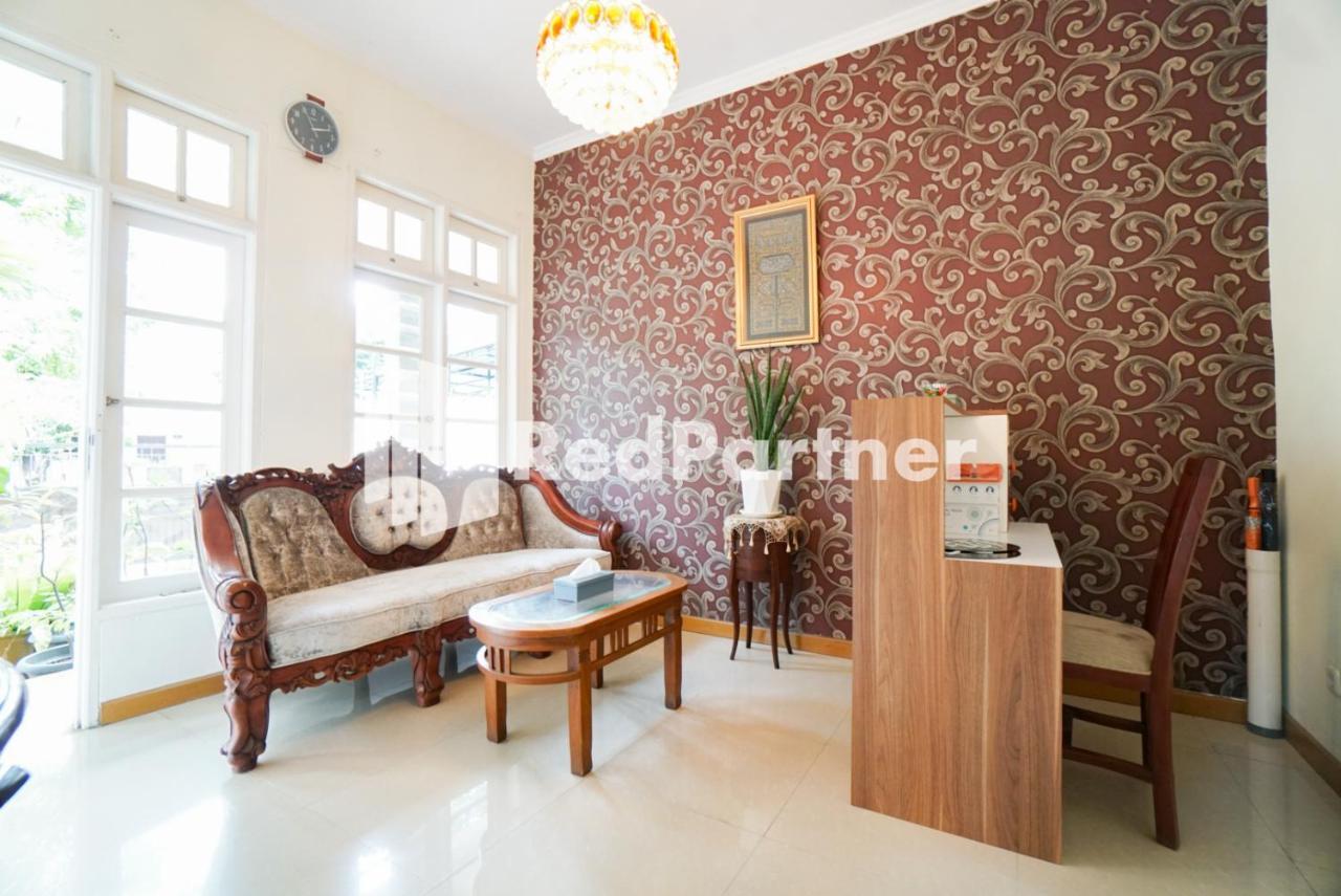 Отель Fazza Syariah Mitra Reddoorz Джакарта Экстерьер фото