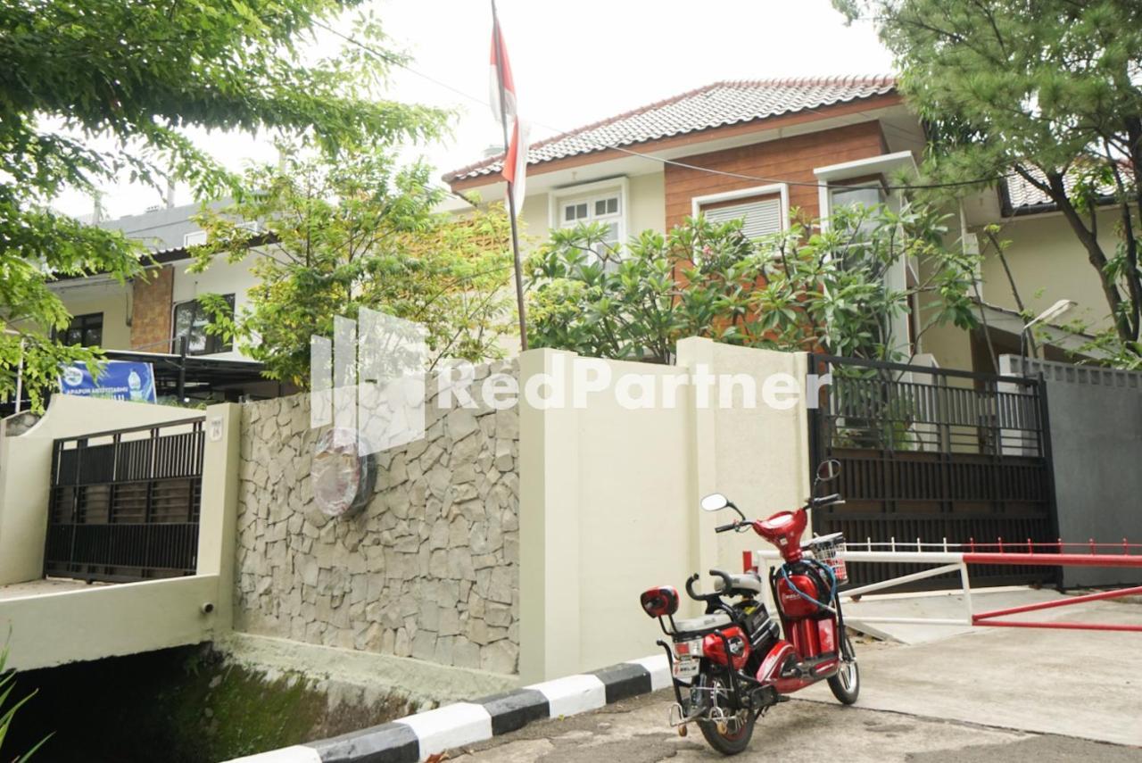Отель Fazza Syariah Mitra Reddoorz Джакарта Экстерьер фото