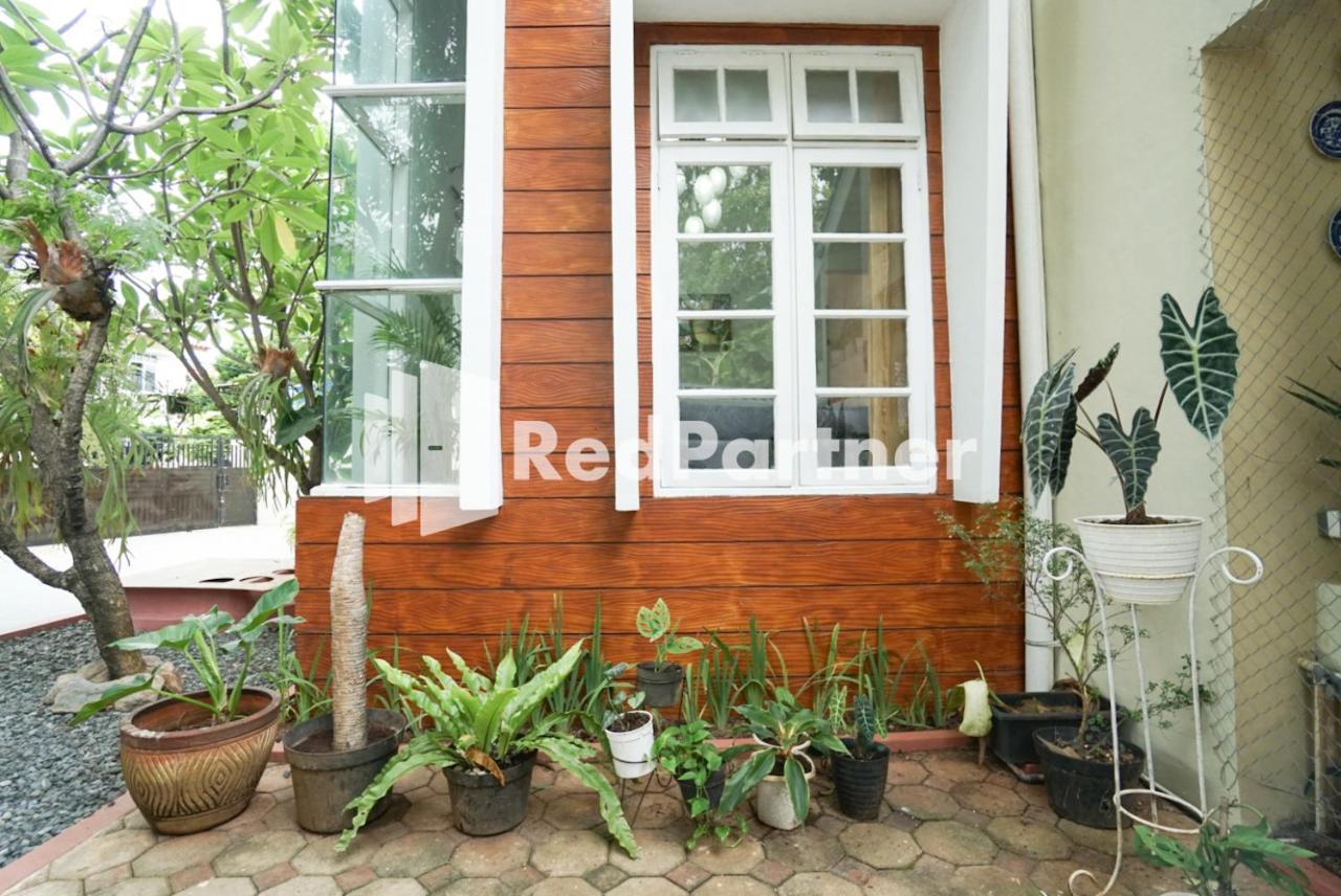Отель Fazza Syariah Mitra Reddoorz Джакарта Экстерьер фото