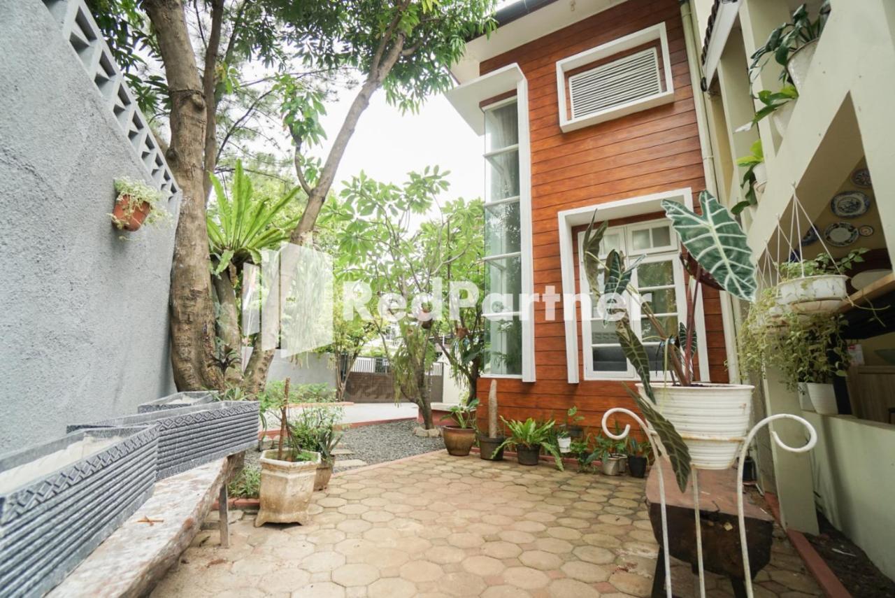 Отель Fazza Syariah Mitra Reddoorz Джакарта Экстерьер фото