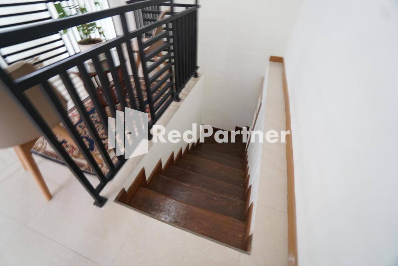 Отель Fazza Syariah Mitra Reddoorz Джакарта Экстерьер фото